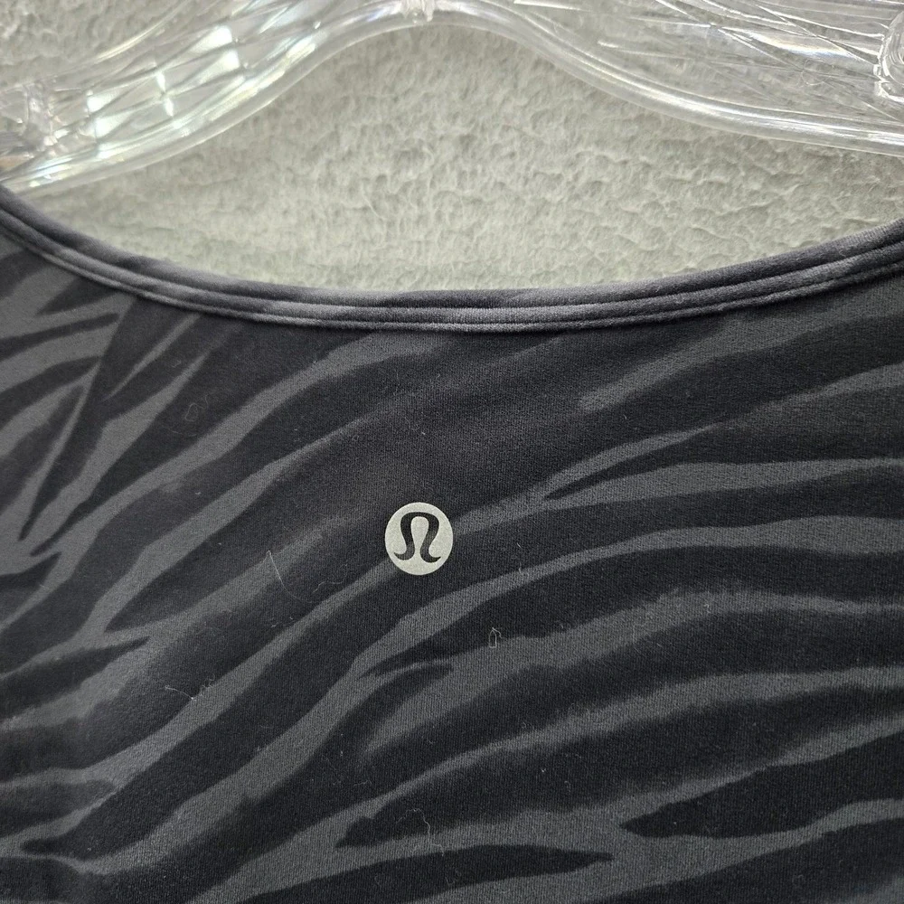 Lululemon Women Shirt 2 Black Nulu Zebra Print Activewear V-Neck Pullover‎ Tee